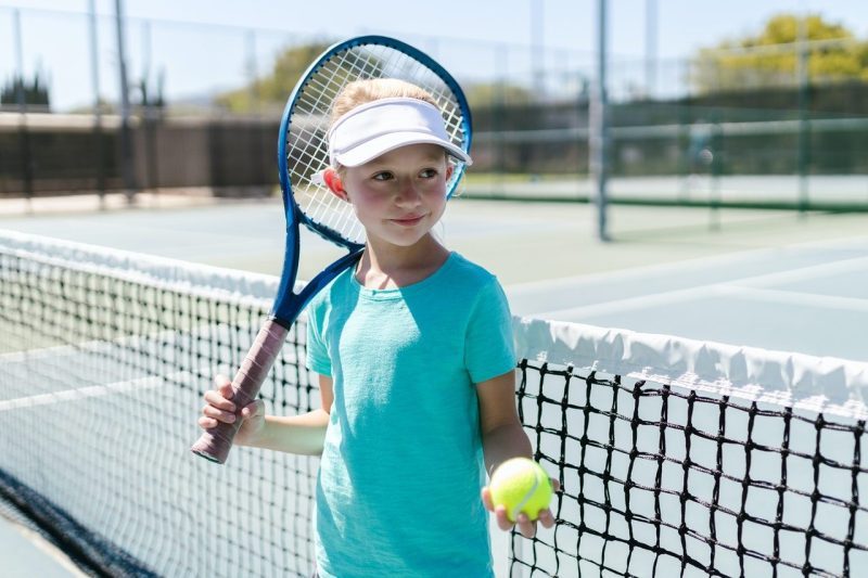 enfant sur un court de tennis