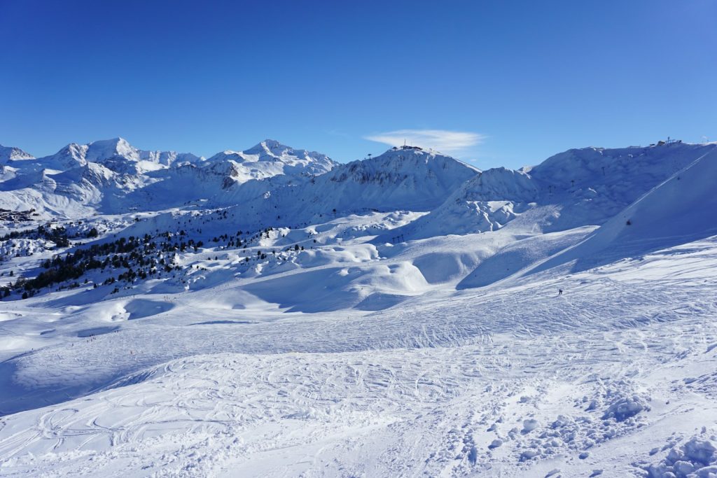 a snowy mountain range